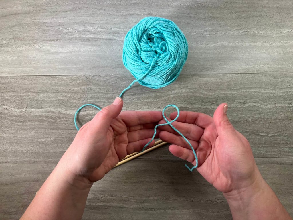 Tail-end cross over working yarn creating a pre-slipknot loop