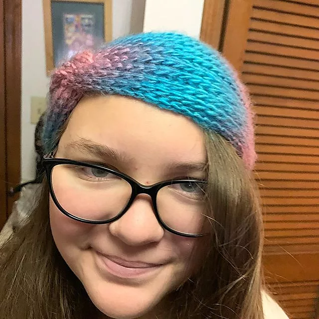 Free knit pattern Headband with a Twist by Mirella Moments